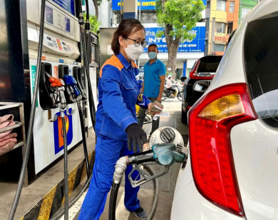 Giá xăng bật tăng, RON 95 vượt 20.000 đồng/lít