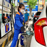 Giá xăng bật tăng, RON 95 vượt 20.000 đồng/lít