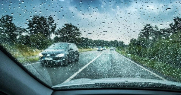 Cần lưu ý điều gì khi lái ô tô dưới trời mưa bão?