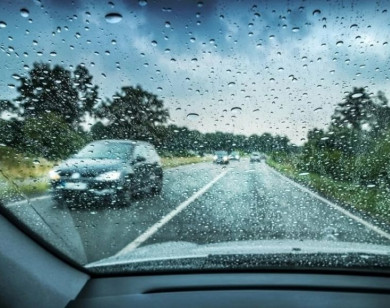 Cần lưu ý điều gì khi lái ô tô dưới trời mưa bão?