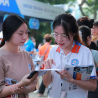 Tuyển sinh 2025: Nhiều thí sinh thở phào, số ít vẫn chênh vênh