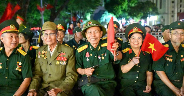 Khoảnh khắc lắng đọng: Cựu chiến binh cùng Nhân dân hướng về Ba Đình chờ tổng duyệt diễu binh