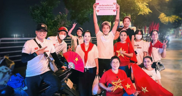 Hành động đẹp của nhóm thanh niên chạy xe ôm miễn phí phục vụ người già, trẻ em đi xem A80