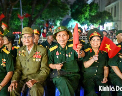 Khoảnh khắc lắng đọng: Cựu chiến binh cùng Nhân dân hướng về Ba Đình chờ tổng duyệt diễu binh