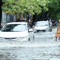 Cần làm lưu ý điều gì khi lái ô tô điện đi qua vùng ngập nước?
