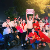 Hành động đẹp của nhóm thanh niên chạy xe ôm miễn phí phục vụ người già, trẻ em đi xem A80