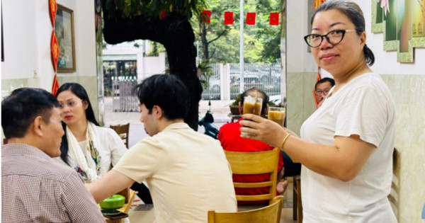 Quán cà phê cho người dân ngồi miễn phí xem diễu binh, diễu hành A80