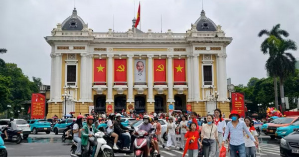 Hà Nội: Người dân ùn ùn đổ về nội đô chờ xem lễ diễu binh, diễu hành sáng 2/9