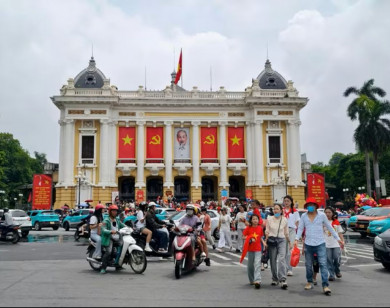 Hà Nội: Người dân ùn ùn đổ về nội đô chờ xem lễ diễu binh, diễu hành sáng 2/9