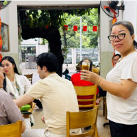 Quán cà phê cho người dân ngồi miễn phí xem diễu binh, diễu hành A80