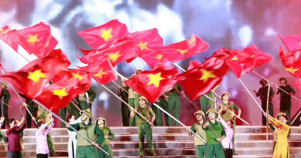 Người dân TP Hồ Chí Minh đội mưa theo dõi chương trình “Ánh sao Độc lập” mừng Quốc Khánh