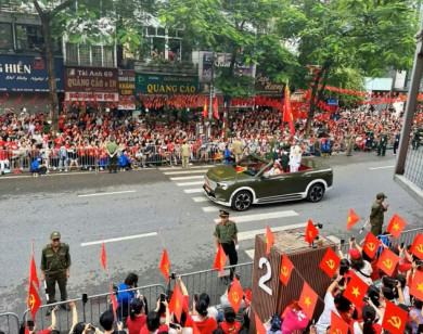 Hùng tráng đoàn quân đi giữa lòng dân