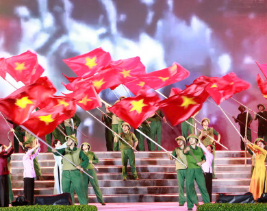 Người dân TP Hồ Chí Minh đội mưa theo dõi chương trình “Ánh sao Độc lập” mừng Quốc Khánh