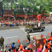 Hùng tráng đoàn quân đi giữa lòng dân