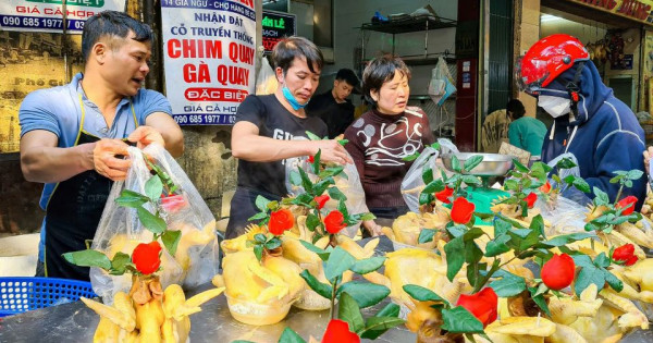 Thị trường thực phẩm Rằm tháng Bảy: Thực phẩm ổn định trong khi rau xanh tăng giá - Vàng mã ế ẩm