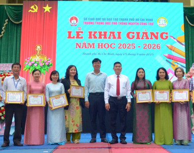 Trường THPT Nguyễn Công Trứ: Rực rỡ năm cũ, đặt mục tiêu "chuyển đổi số" cho năm học mới
