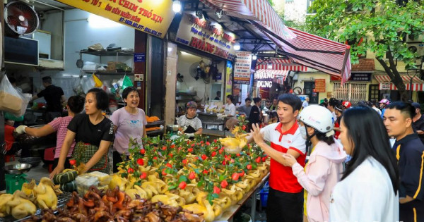 Người dân Hà Nội hối hả mua sắm mâm cúng ngày rằm tháng 7