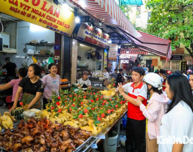 Người dân Hà Nội hối hả mua sắm mâm cúng ngày rằm tháng 7