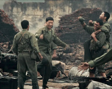 'Mưa đỏ' vượt mốc 552 tỷ đồng, chiếm ngôi phim Việt ăn khách nhất lịch sử