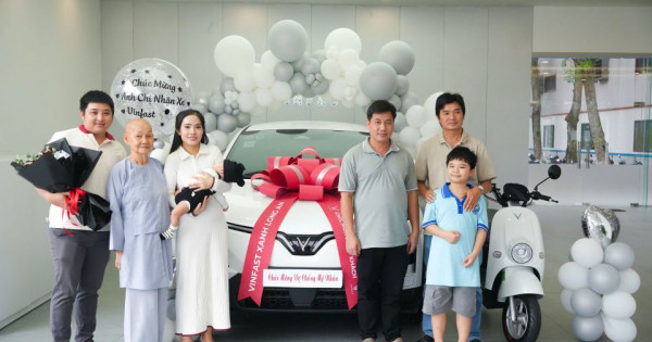 Khách hàng VinFast mua 1 được 2: Chưa kịp chạy đã “lời”