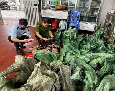 Hà Nội: Thu giữ gần 1 tấn xúc xích, lạp xưởng nhập lậu