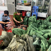 Hà Nội: Thu giữ gần 1 tấn xúc xích, lạp xưởng nhập lậu