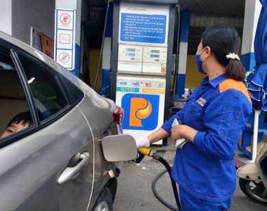 Giá xăng giảm nhẹ, RON 95 ở mức 20.400 đồng/lít 