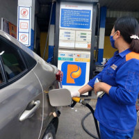 Giá xăng giảm nhẹ, RON 95 ở mức 20.400 đồng/lít 