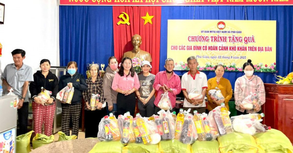 Ủy ban MTTQ Việt Nam xã Phú Giáo trao 40 phần quà hỗ trợ hộ nghèo, cận nghèo và hộ khó khăn