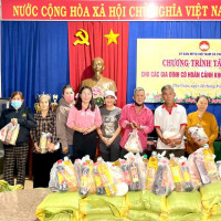Ủy ban MTTQ Việt Nam xã Phú Giáo trao 40 phần quà hỗ trợ hộ nghèo, cận nghèo và hộ khó khăn