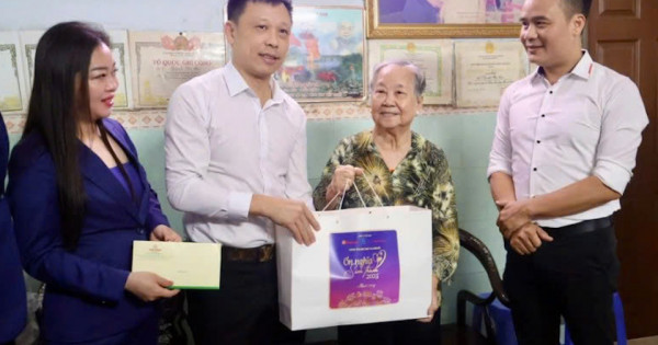 "Ơn nghĩa sinh thành 2025": Nối dài yêu thương đến các Mẹ Việt Nam Anh hùng, người có hoàn cảnh khó khăn tại TP Hồ Chí Minh
