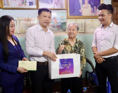 "Ơn nghĩa sinh thành 2025": Nối dài yêu thương đến các Mẹ Việt Nam Anh hùng, người có hoàn cảnh khó khăn tại TP Hồ Chí Minh