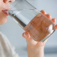 Thường xuyên đứng khi uống nước có tốt cho sức khỏe?