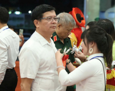 Xúc động nghi thức “Bông hồng cài áo” tại Chương trình “Ơn nghĩa sinh thành” 2025