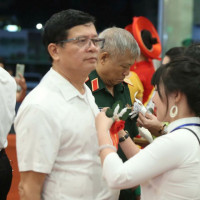 Xúc động nghi thức “Bông hồng cài áo” tại Chương trình “Ơn nghĩa sinh thành” 2025