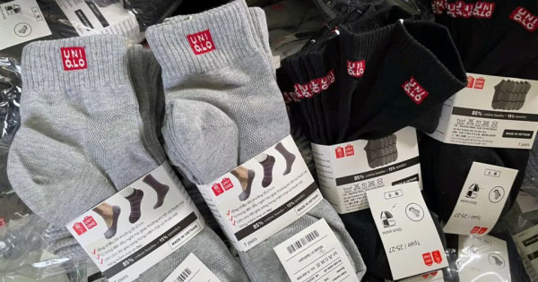 Phát hiện và thu giữ hàng chục nghìn đôi tất giả mạo nhãn hiệu UNIQLO, NIKE