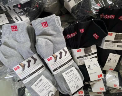 Phát hiện và thu giữ hàng chục nghìn đôi tất giả mạo nhãn hiệu UNIQLO, NIKE