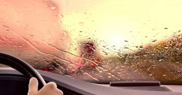 Lái xe ô tô dưới trời mưa lớn kèm sấm sét cần lưu ý điều gì để an toàn?