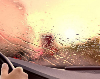 Lái xe ô tô dưới trời mưa lớn kèm sấm sét cần lưu ý điều gì để an toàn?