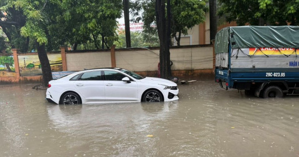Cần lưu ý điều gì khi lái xe qua đường ngập nước?