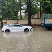 Cần lưu ý điều gì khi lái xe qua đường ngập nước?