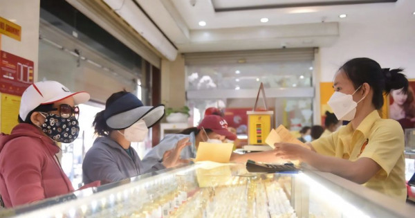 Nhà đầu tư “mắc kẹt” giữa cơn sốt giá vàng chưa từng có, chuyên gia cảnh báo gì?