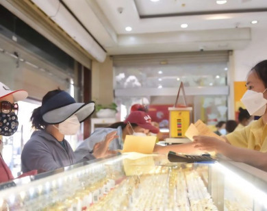 Nhà đầu tư “mắc kẹt” giữa cơn sốt giá vàng chưa từng có, chuyên gia cảnh báo gì?