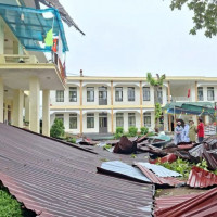 Khắc phục nhanh nhất các trường bị thiệt hại do bão lũ, sớm đưa học sinh đi học trở lại