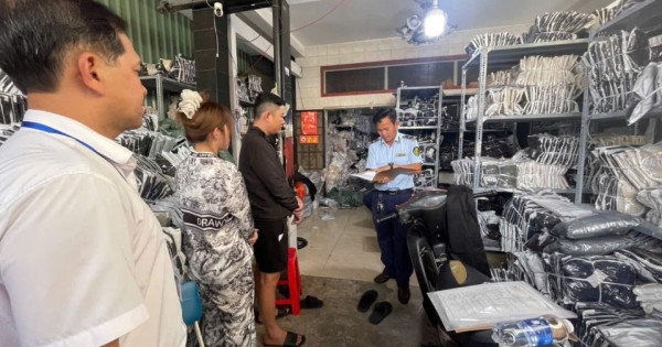 TP Hồ Chí Minh: Phát hiện 1.500 chiếc áo khoác không có nhãn mác, không rõ nguồn gốc