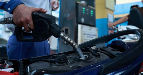 Giá xăng giảm nhẹ, RON 95 về mức 19.720 đồng/lít
