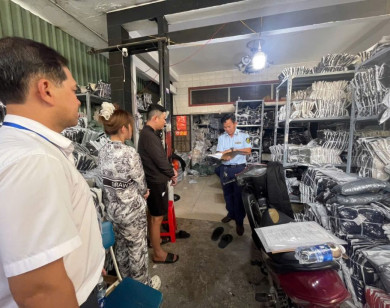 TP Hồ Chí Minh: Phát hiện 1.500 chiếc áo khoác không có nhãn mác, không rõ nguồn gốc