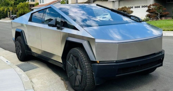 Tesla triệu hồi hơn 63.000 xe Cybertruck vì đèn đỗ xe quá sáng