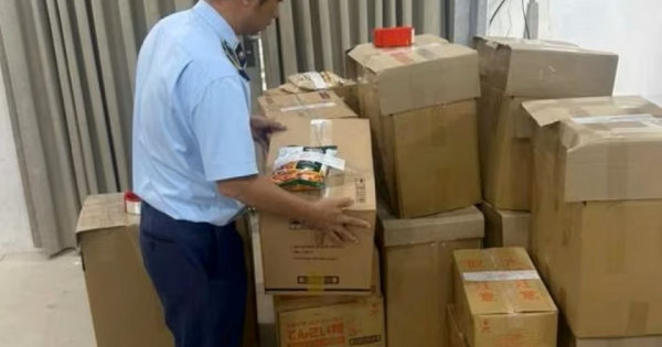 TP Hồ Chí Minh phát hiện hơn 1.000 sản phẩm thực phẩm không rõ xuất xứ