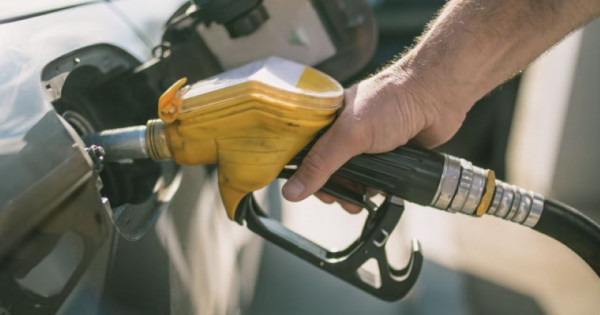 Giá xăng bật tăng trở lại, RON 95 ở mức 20.488 đồng/lít